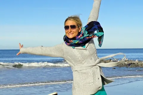 Titelbild Pfarrmagazin - Frau am Meer